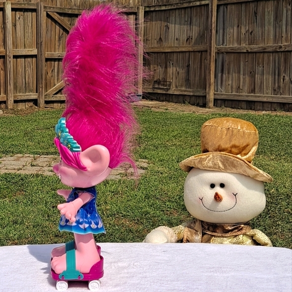 Dreamworks Dancing Hair Poppy  Trolls World Tour Doll - Picture 4 of 9